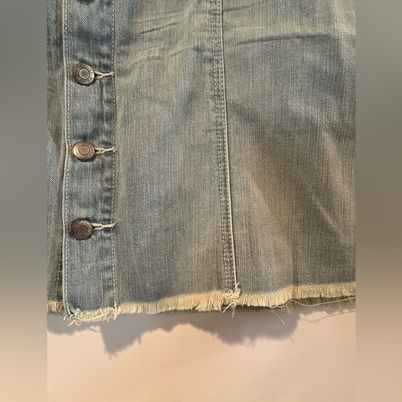 NWT American Eagle AE Light Wash Fringe Denim Button Skirt - Picture 2 of 9